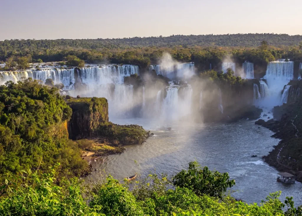 Passerelles du côté brésilien des chutes d'Iguazu Passerelles du côté brésilien des chutes d'Iguazu