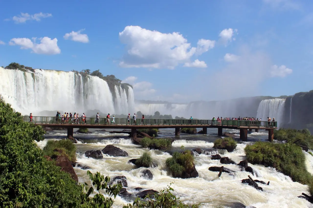 Vue panoramique des chutes d'Iguazu côté brésilien avec passerelles et cascades