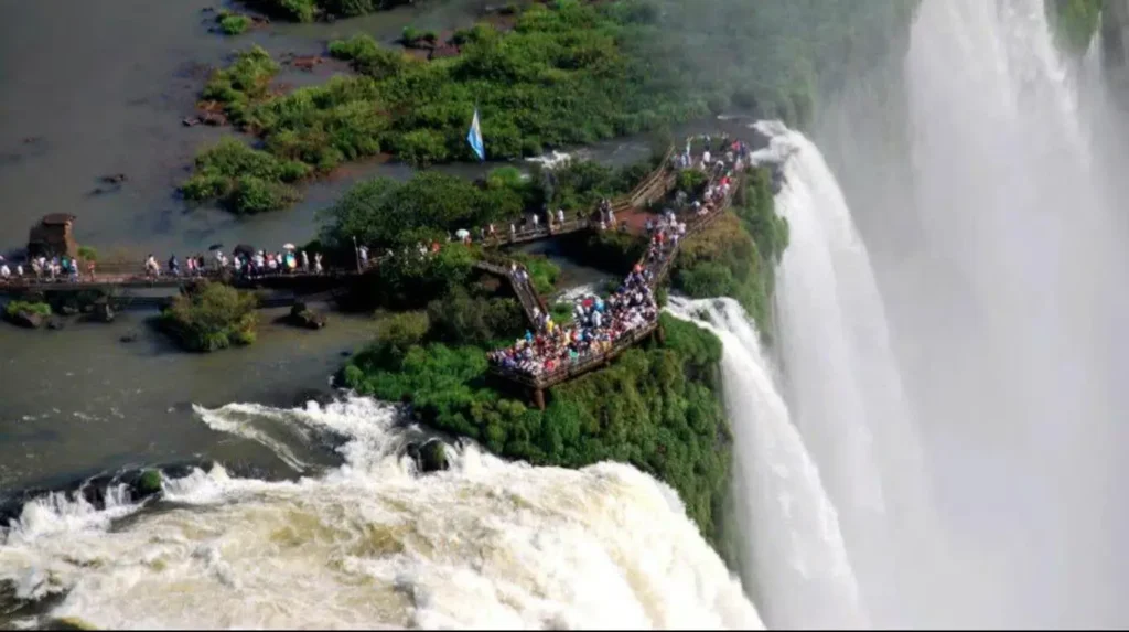 Vue aérienne des chutes d’Iguazu entre le Brésil et l’Argentine