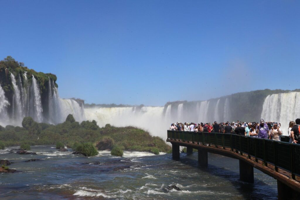 Une vue magnifique sur les chutes d'Iguazu, avec des conditions météorologiques idéales Une vue magnifique sur les chutes d'Iguazu-côté brésil