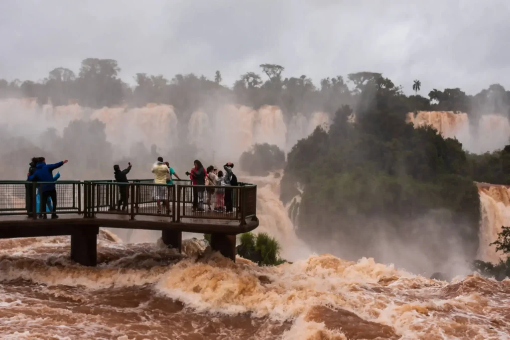 débit des chutes d’Iguaçu en crue vue-panoramique-des-chutes-d’Iguaçu-côté-brésilien