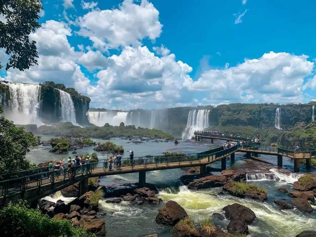 visiter les chutes d’Iguazu côté brésilien sur la passerelle panoramique visiter les chutes d’Iguazu côté brésilien sur la passerelle panoramique