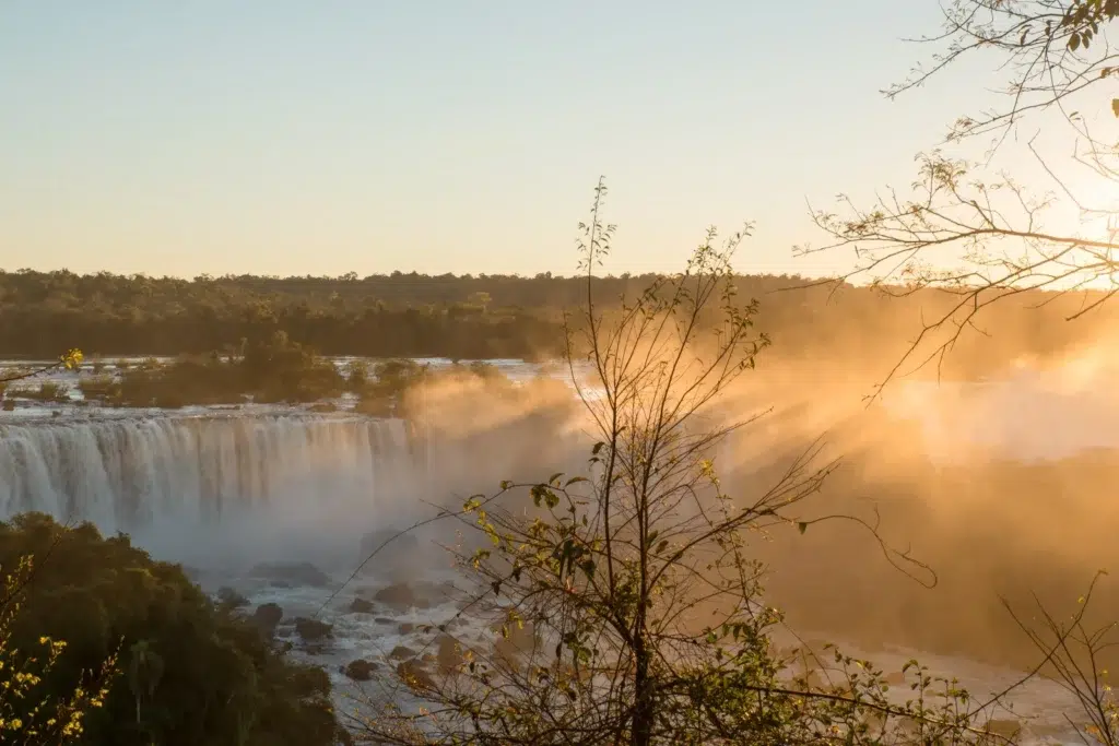 Vue panoramique des chutes d’Iguazu au lever du soleil entre le côté argentin et le côté brésilien