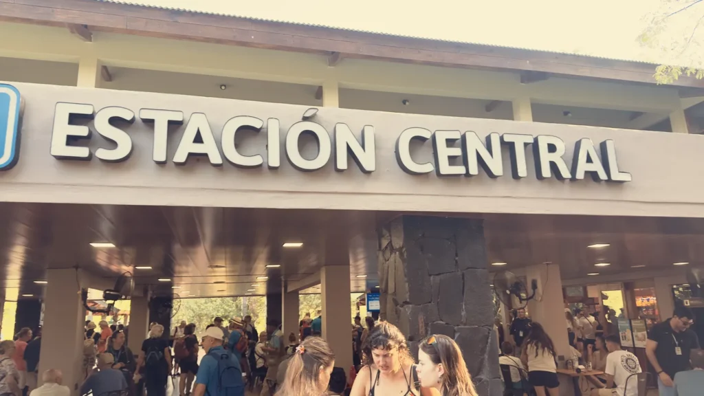 Touristes attendant le train a la station centrale touristes attendant le train a la station centrale pour aller vers la garganta del diablo