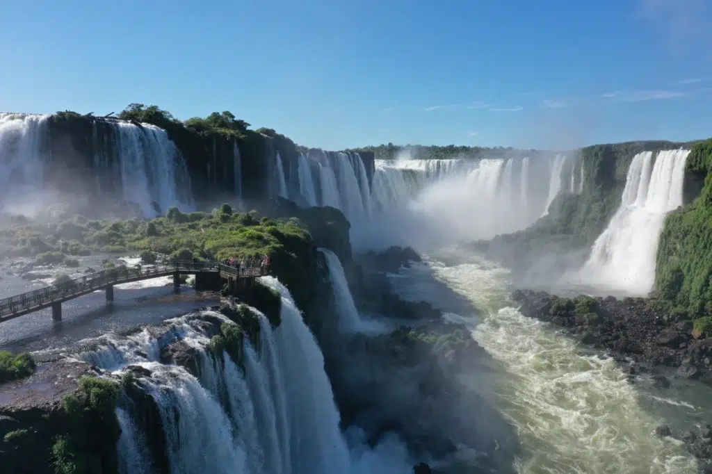 visiteurs sur la passerelle face aux chutes d’iguazu