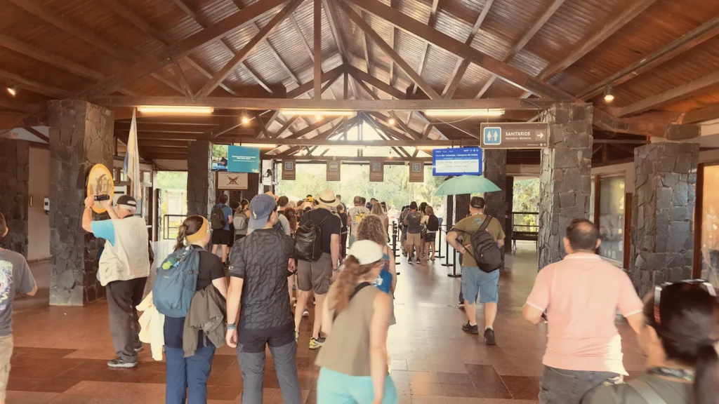 entrée du parc national iguazu côté argentin avec les visiteurs arrivant dans le parc entrée du parc national iguazu côté argentin avec les visiteurs arrivant dans le parc
