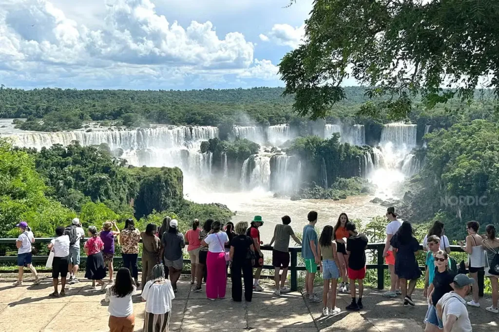 visiteurs admirant les chutes d’Iguazu depuis un point de vue panoramique côté brésilien visiteurs admirant les chutes d’Iguazu depuis un point de vue panoramique côté brésilien