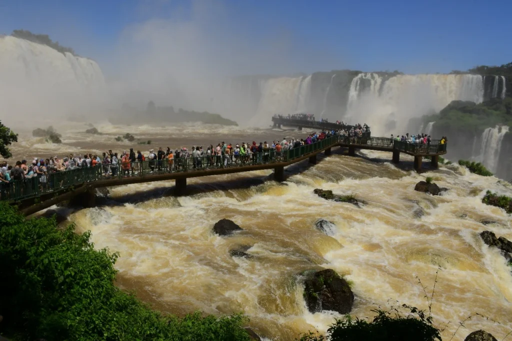 vue panoramique chutes d’Iguazu vue panoramique chutes d’Iguazu côté brésilien