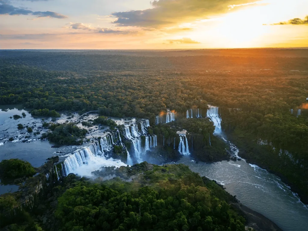 vue panoramique des chutes d’Iguazu dans le parc national d’Iguaçu au Brésil