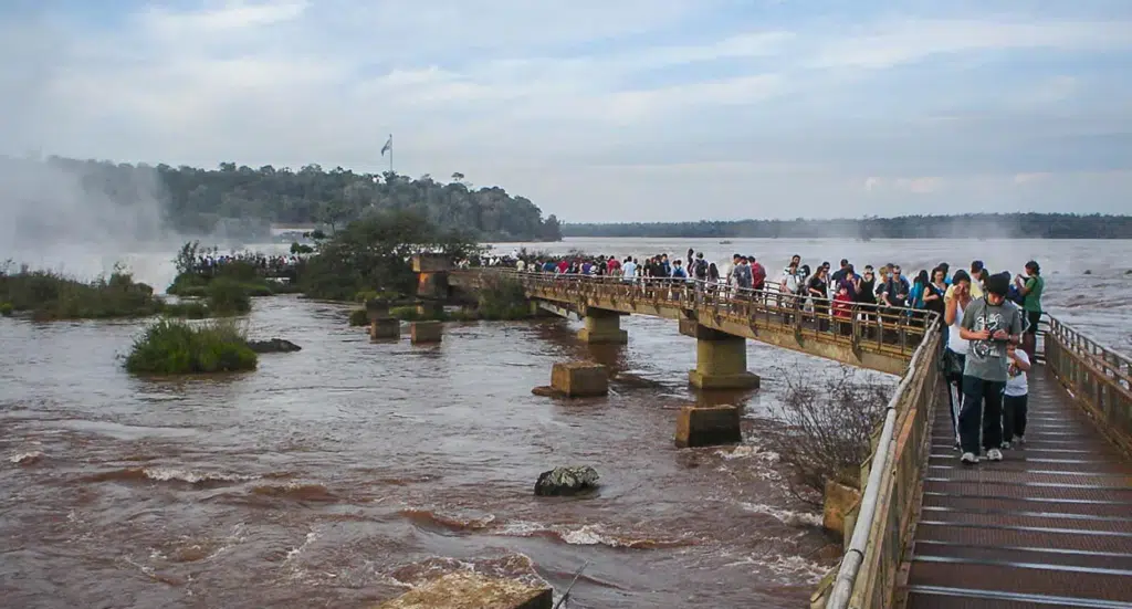 La passerelle argentine menant à la Garganta del Diablo, au cœur des chutes d’Iguazu. visiter les chutes d’Iguazu côté argentin passerelle vers la Garganta del Diablo