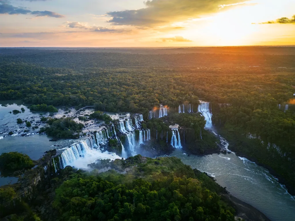 visiter les chutes d’Iguazu vue aérienne panoramique au coucher du soleil