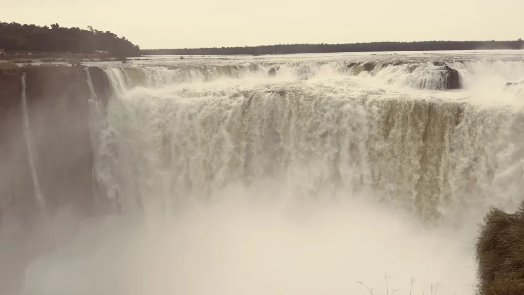 vue de la garganta del diablo aux chutes d iguazu cote argentin